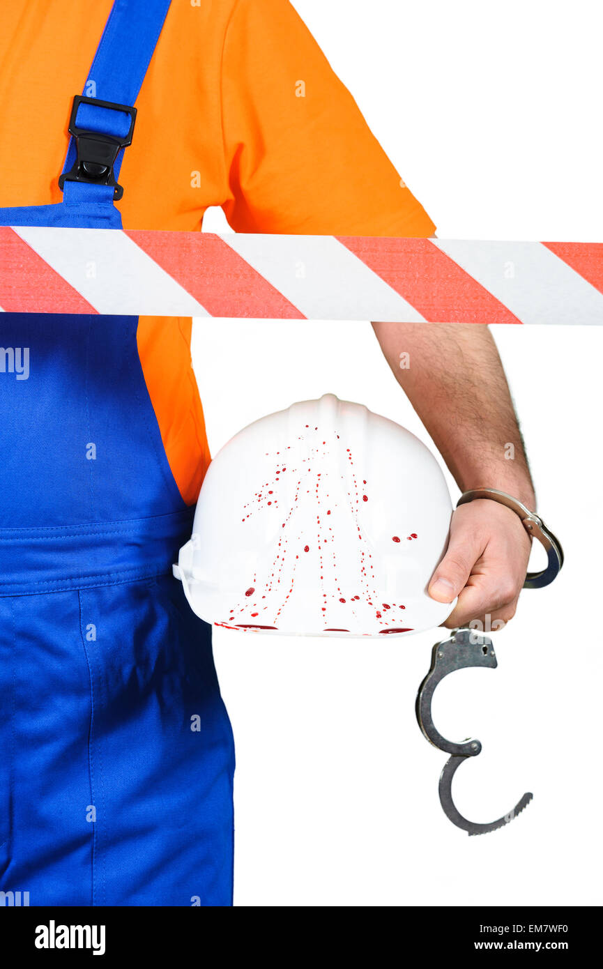 Ouvrier blessé à scène d'accident casque avec du sang sur le fond blanc Banque D'Images
