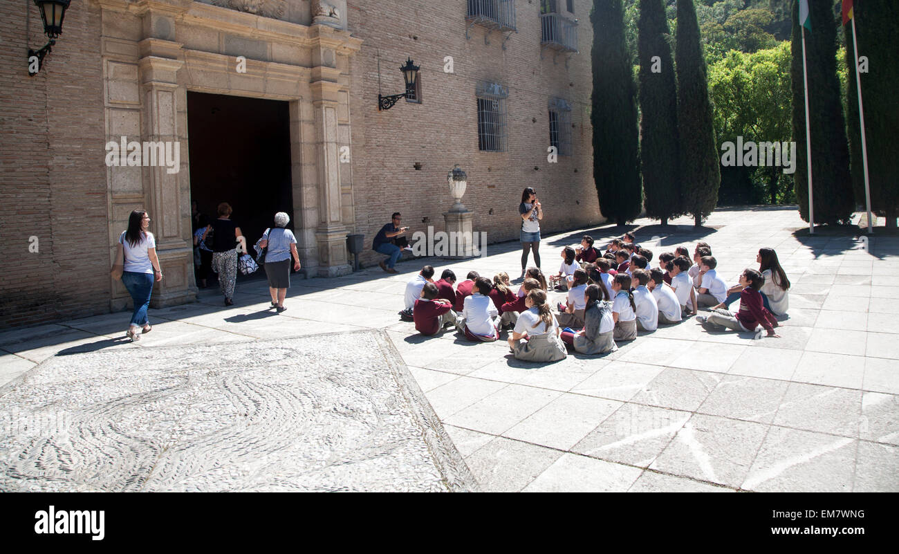 Les enfants de l'école d'écouter leur professeur sur une visite éducative pour les sites historiques de Grenade, Espagne Banque D'Images