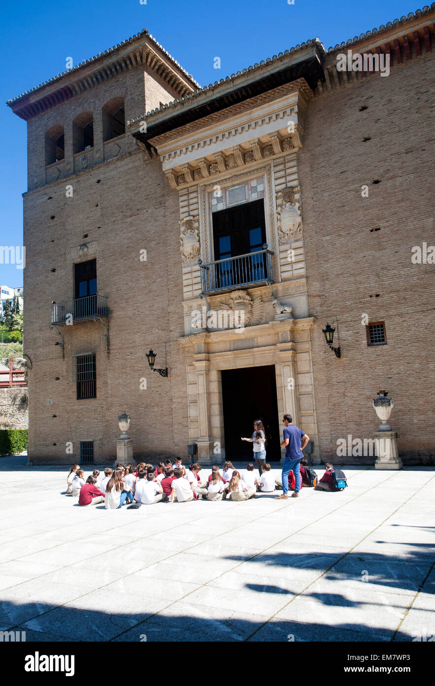 Les enfants de l'école d'écouter leur professeur sur une visite éducative pour les sites historiques de Grenade, Espagne Banque D'Images