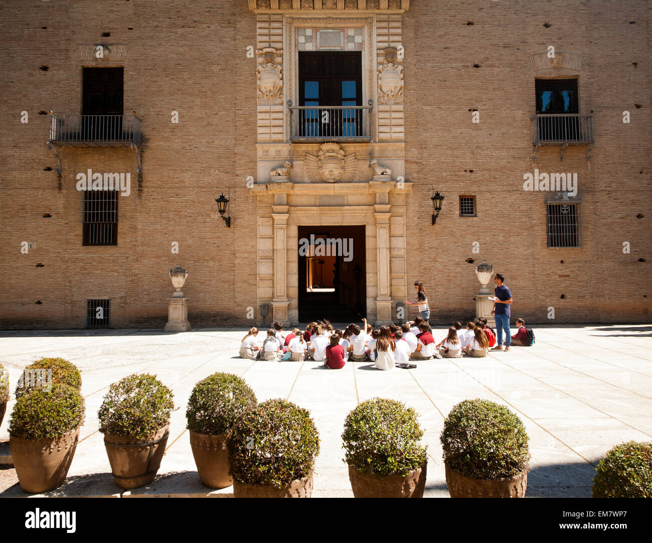 Les enfants de l'école d'écouter leur professeur sur une visite éducative pour les sites historiques de Grenade, Espagne Banque D'Images