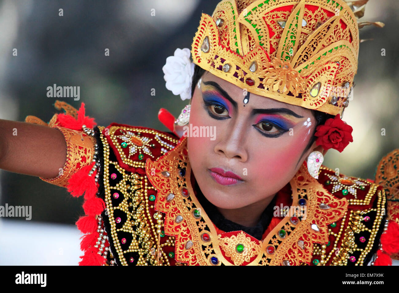 Bali, Indonésie - Juillet 04, 2010 : Portrait of boy dancing, âgés de 10 ans, dans les vêtements. Les représentants traditionnels Banque D'Images