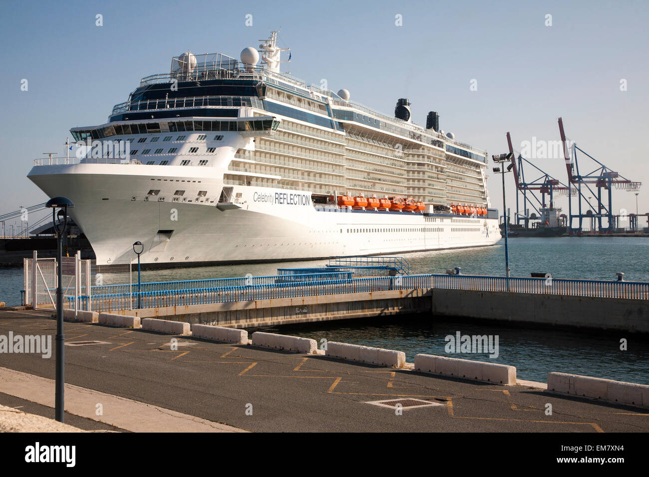 Réflexion célébrité bateau de croisière au port de Malaga, Espagne Banque D'Images