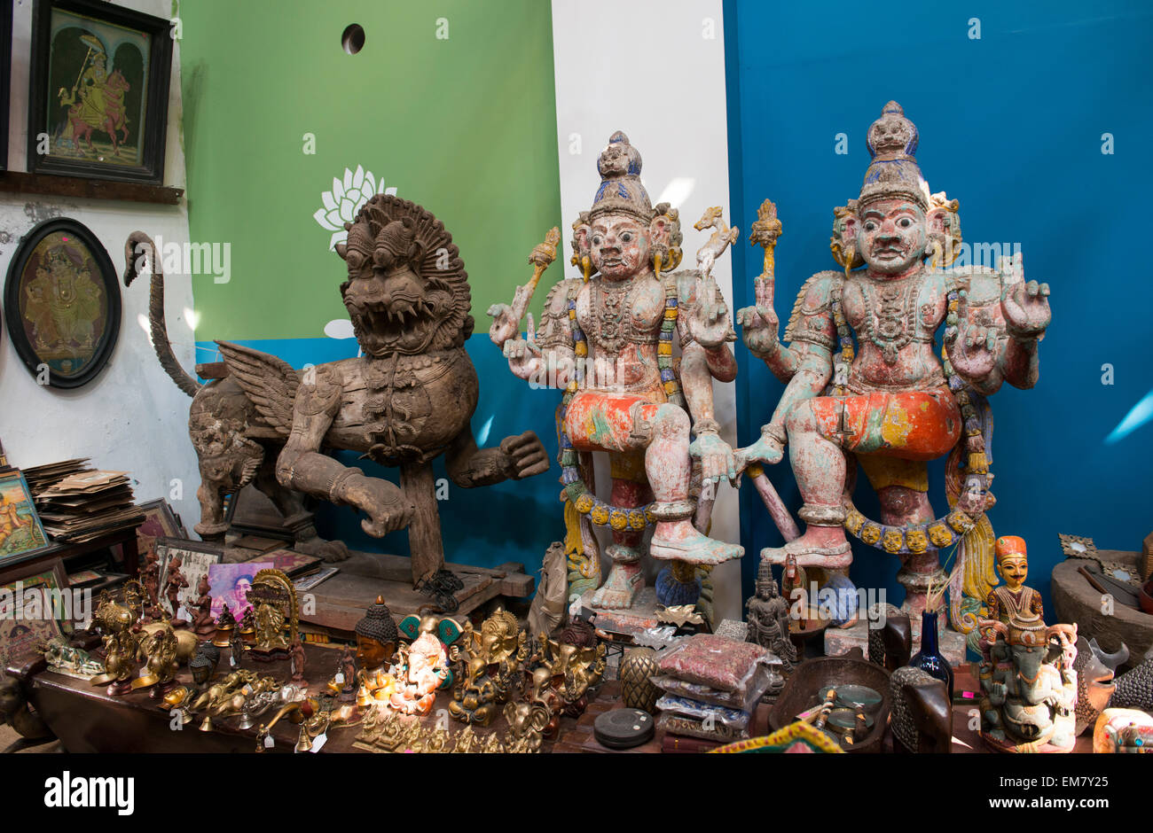 Antiquités et objets dans un magasin à Ville juif, fort Kochi, Kerala Inde Banque D'Images