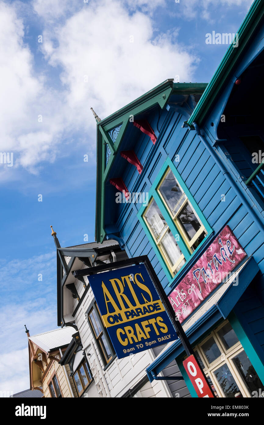 Boutique d'art et d'artisanat dans un style victorien datant de la construction en bois peint sur Marine Parade à Napier, Nouvelle-Zélande. Banque D'Images