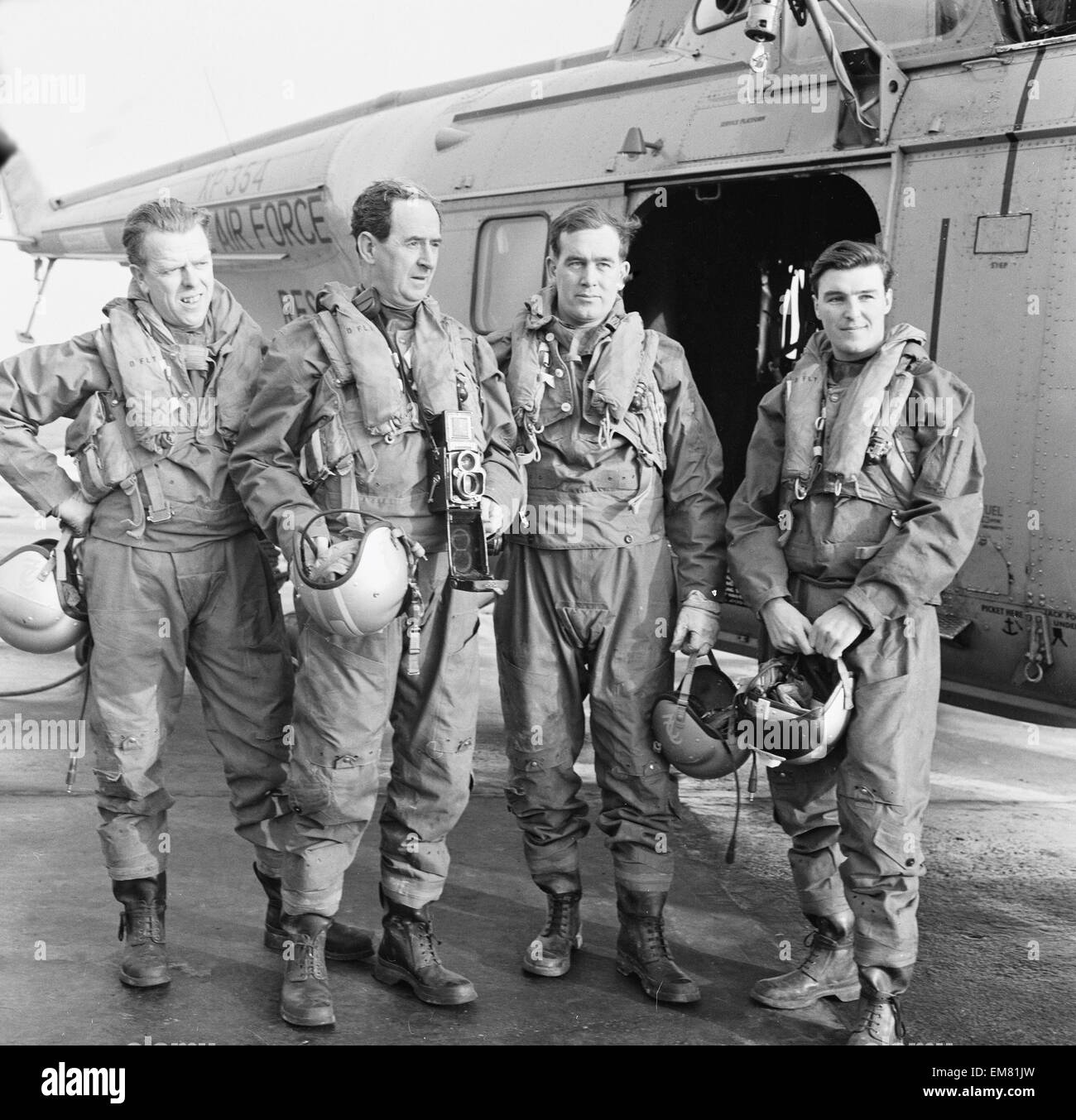 Navigateur maître Colin Walsh de la RAF Air Sea Rescue Service se distingue avec son équipage et