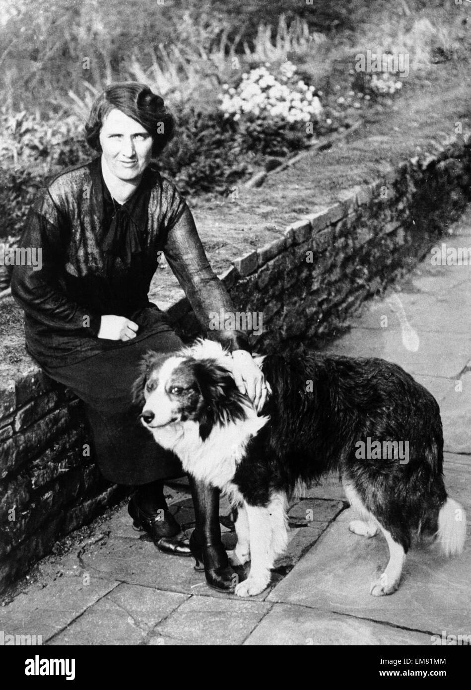 Béatrice Rythme 35 a été accusé du meurtre de son mari, Harry, âgé de 36 ans, l'APCE, un éleveur de la forêt de Dean, par l'empoisonnement à l'arsenic. Le procès a eu lieu à Coleford. Joseph Pace a été acquitté de meurtre. Sur la photo : Mme le rythme de son animal de compagnie de berger dans son jardin vers 1928. Banque D'Images