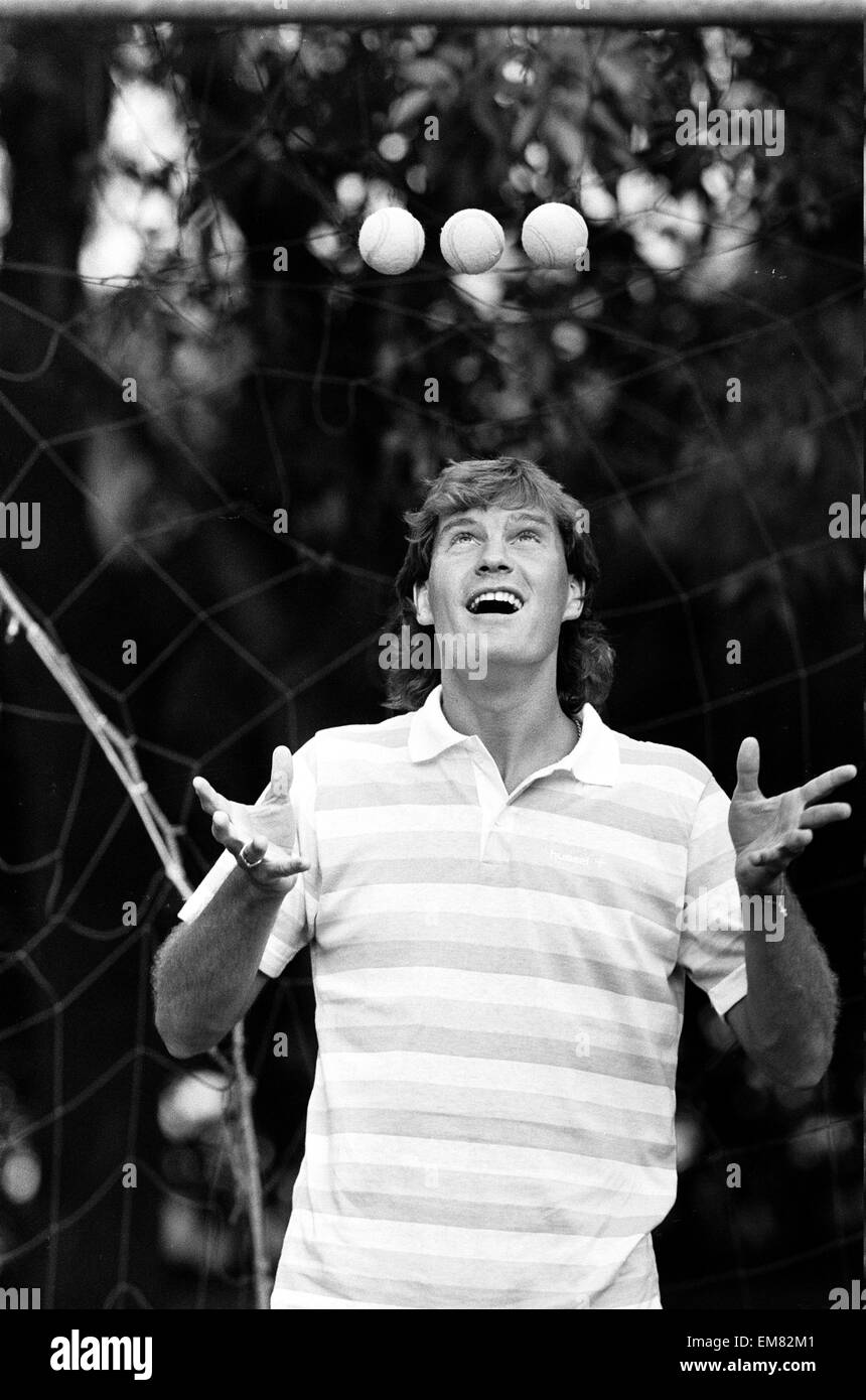 Angleterre Glenn Hoddle footballeur jonglant avec des balles de tennis que l'équipe se relâche à leur base à Monterrey, au Mexique avant la Coupe du Monde 1986. Mai 1986. Banque D'Images