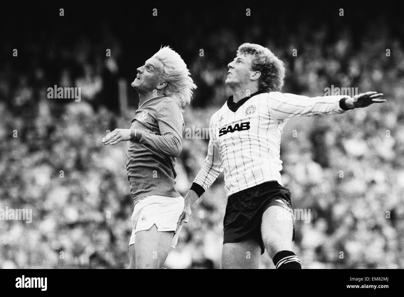 Ligue anglaise DivisionTwo match à Fratton Park. Portsmouth 1 v Manchester City 2. Le Portsmouth Alan Biley saute d'un ballon avec un défenseur de la ville, 10 septembre 1983. Banque D'Images