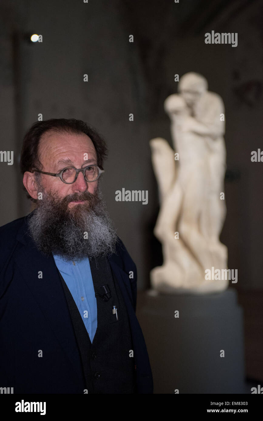 Milan, Italie. Apr 17, 2015. L'architecte Michele De Lucchi se trouve à côté de la Pietà Rondanini de Michel-ange dans le nouveau musée à l'Ospedale, récemment restauré, Spagnolo de Castello Sforzesco Crédit : Piero Cruciatti/Alamy Live News Banque D'Images