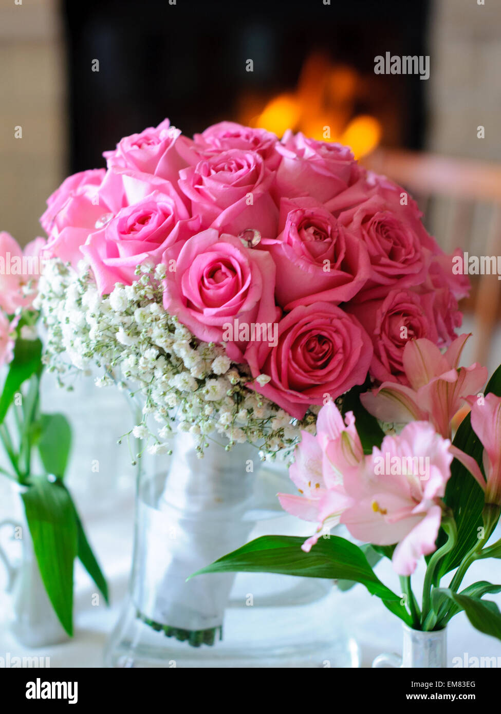 Un bouquet de fleurs de mariage sur la table. Banque D'Images