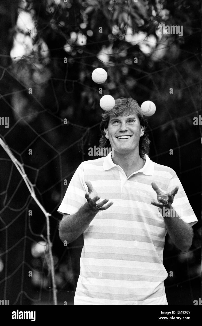 Angleterre Glenn Hoddle footballeur jonglant avec des balles de tennis que l'équipe se relâche à leur base à Monterrey, au Mexique avant la Coupe du Monde 1986. Mai 1986. Banque D'Images