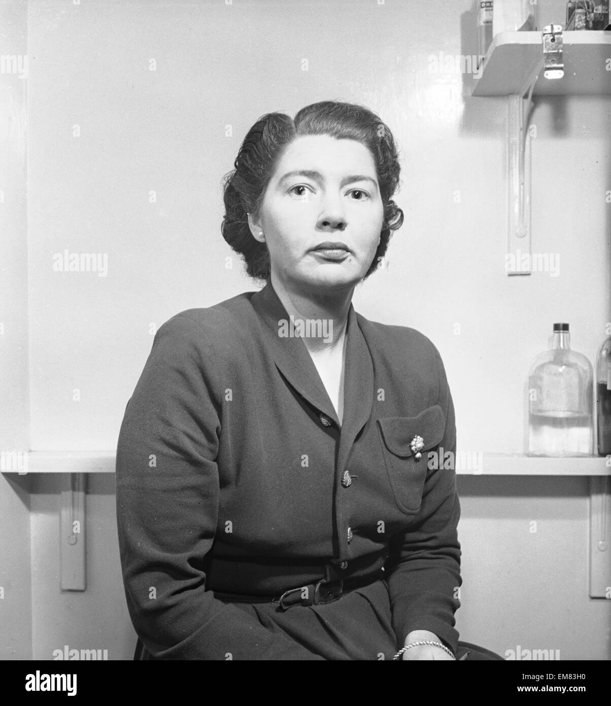 Secrétaire du Daily Mirror, Catriona Rintoul pose pour son personnel avec photo. Vers 1952 Banque D'Images