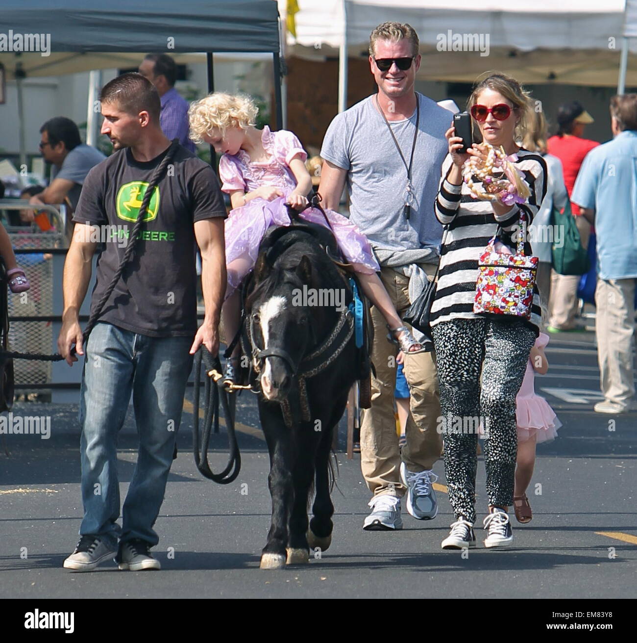 Eric Dane et Rebecca Gayheart prendre leurs filles, Billie et la Géorgie à la marché de fermiers dans la région de Beverly Hills avec : Eric Dane Rebecca Gayheart,Dane Billie,où : Los Angeles, California, United States Quand : 12 Oct 2014 Banque D'Images