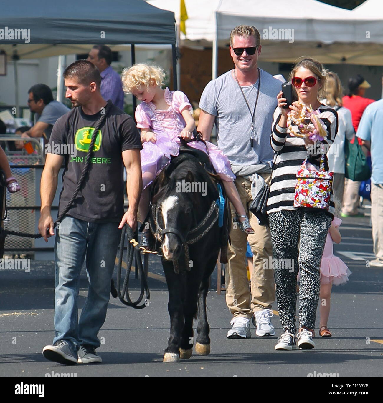 Eric Dane et Rebecca Gayheart prendre leurs filles, Billie et la Géorgie à la marché de fermiers dans la région de Beverly Hills avec : Eric Dane Rebecca Gayheart,Dane Billie,où : Los Angeles, California, United States Quand : 12 Oct 2014 Banque D'Images