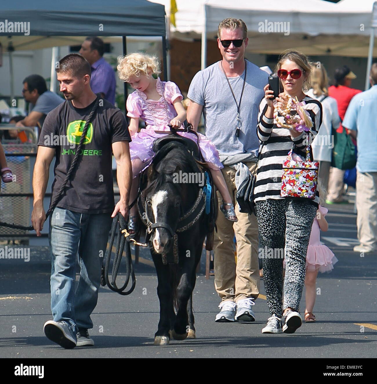 Eric Dane et Rebecca Gayheart prendre leurs filles, Billie et la Géorgie à la marché de fermiers dans la région de Beverly Hills avec : Eric Dane Rebecca Gayheart,Dane Billie,où : Los Angeles, California, United States Quand : 12 Oct 2014 Banque D'Images