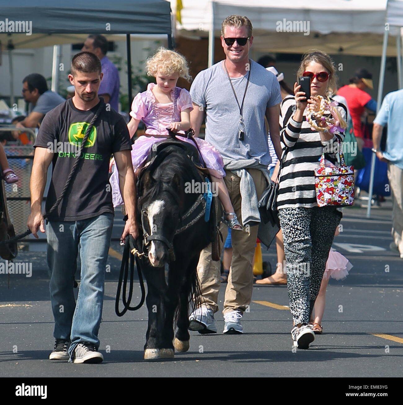 Eric Dane et Rebecca Gayheart prendre leurs filles, Billie et la Géorgie à la marché de fermiers dans la région de Beverly Hills avec : Eric Dane Rebecca Gayheart,Dane Billie,où : Los Angeles, California, United States Quand : 12 Oct 2014 Banque D'Images