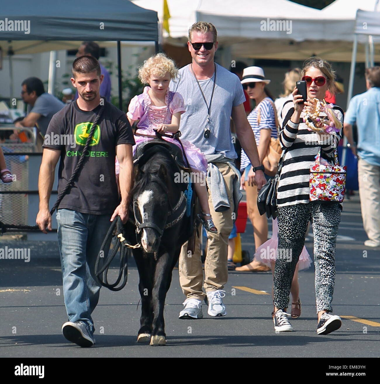 Eric Dane et Rebecca Gayheart prendre leurs filles, Billie et la Géorgie à la marché de fermiers dans la région de Beverly Hills avec : Eric Dane Rebecca Gayheart,Dane Billie,où : Los Angeles, California, United States Quand : 12 Oct 2014 Banque D'Images