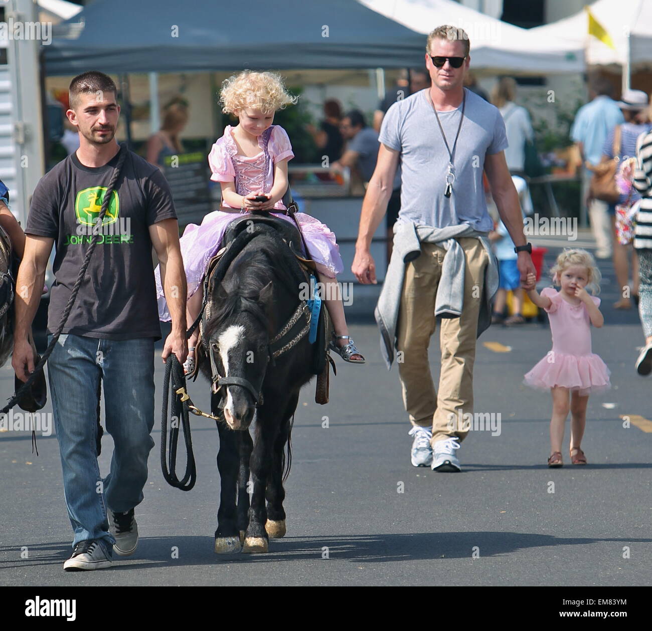 Eric Dane et Rebecca Gayheart prendre leurs filles, Billie et la Géorgie à la marché de fermiers dans la région de Beverly Hills avec : Eric Dane,Billie,Dane Dane la Géorgie où : Los Angeles, California, United States Quand : 12 Oct 2014 Banque D'Images