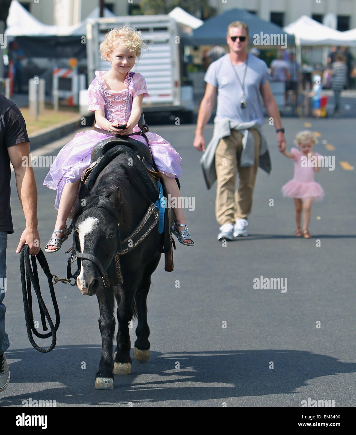 Eric Dane et Rebecca Gayheart prendre leurs filles, Billie et la Géorgie à la marché de fermiers dans la région de Beverly Hills avec : Eric Dane,Billie,Dane Dane la Géorgie où : Los Angeles, California, United States Quand : 12 Oct 2014 Banque D'Images