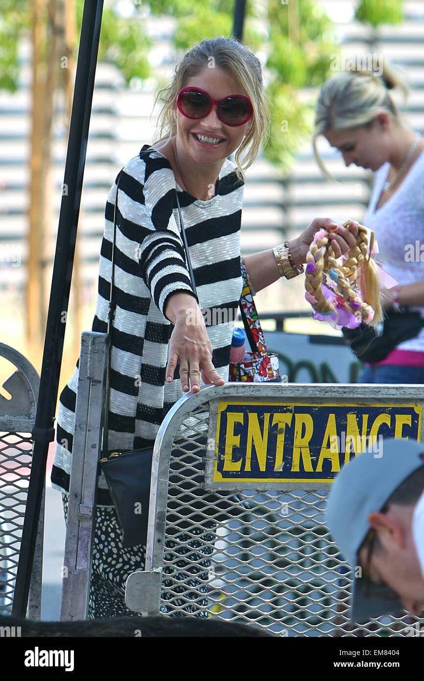 Eric Dane et Rebecca Gayheart prendre leurs filles, Billie et la Géorgie à la marché de fermiers dans la région de Beverly Hills avec : Rebecca Gayheart Où : Los Angeles, California, United States Quand : 12 Oct 2014 Banque D'Images