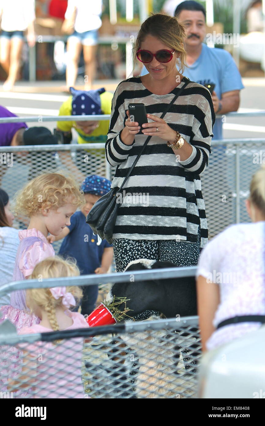 Eric Dane et Rebecca Gayheart prendre leurs filles, Billie et la Géorgie à la marché de fermiers dans la région de Beverly Hills avec : Rebecca Gayheart Dane Billie,où : Los Angeles, California, United States Quand : 12 Oct 2014 Banque D'Images