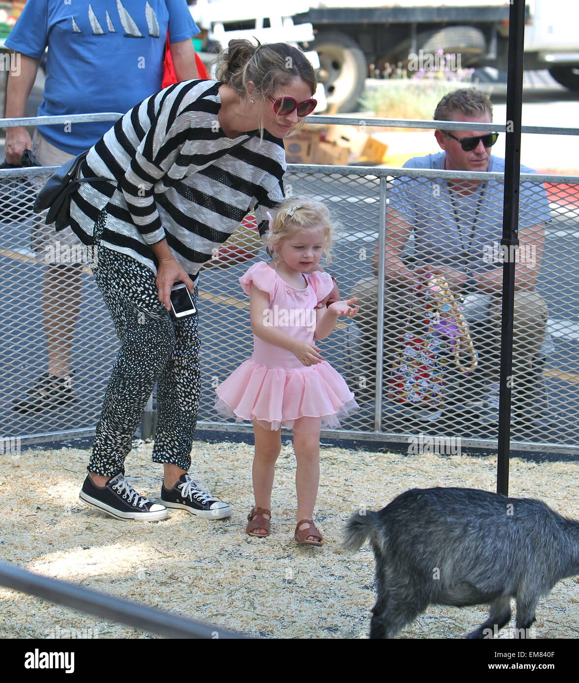 Eric Dane et Rebecca Gayheart prendre leurs filles, Billie et la Géorgie à la marché de fermiers dans la région de Beverly Hills avec : Eric Dane Rebecca Gayheart,Géorgie,où Dane : Los Angeles, California, United States Quand : 12 Oct 2014 Banque D'Images