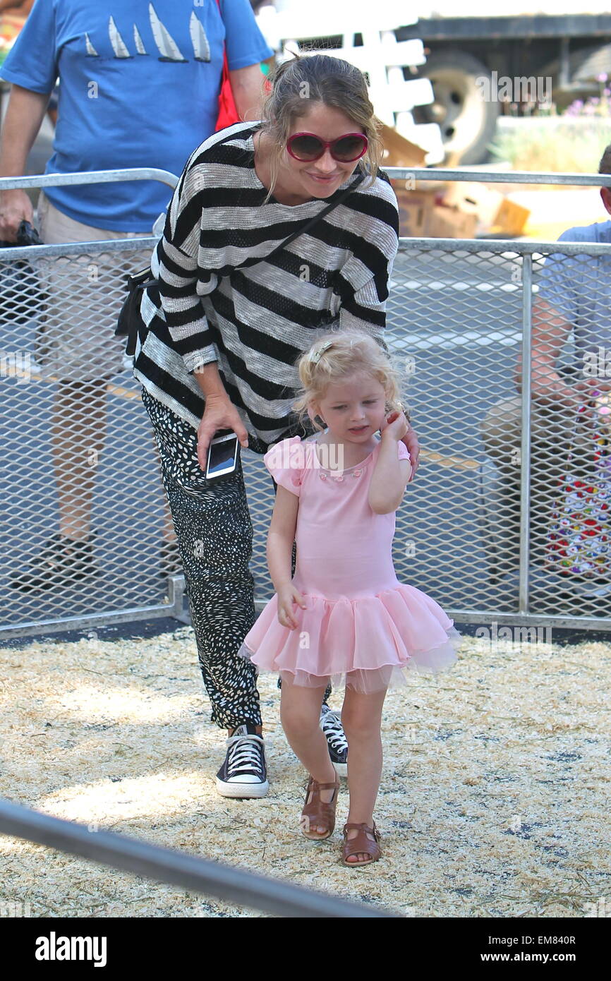 Eric Dane et Rebecca Gayheart prendre leurs filles, Billie et la Géorgie à la marché de fermiers dans la région de Beverly Hills avec : Rebecca Gayheart Dane La Géorgie,où : Los Angeles, California, United States Quand : 12 Oct 2014 Banque D'Images