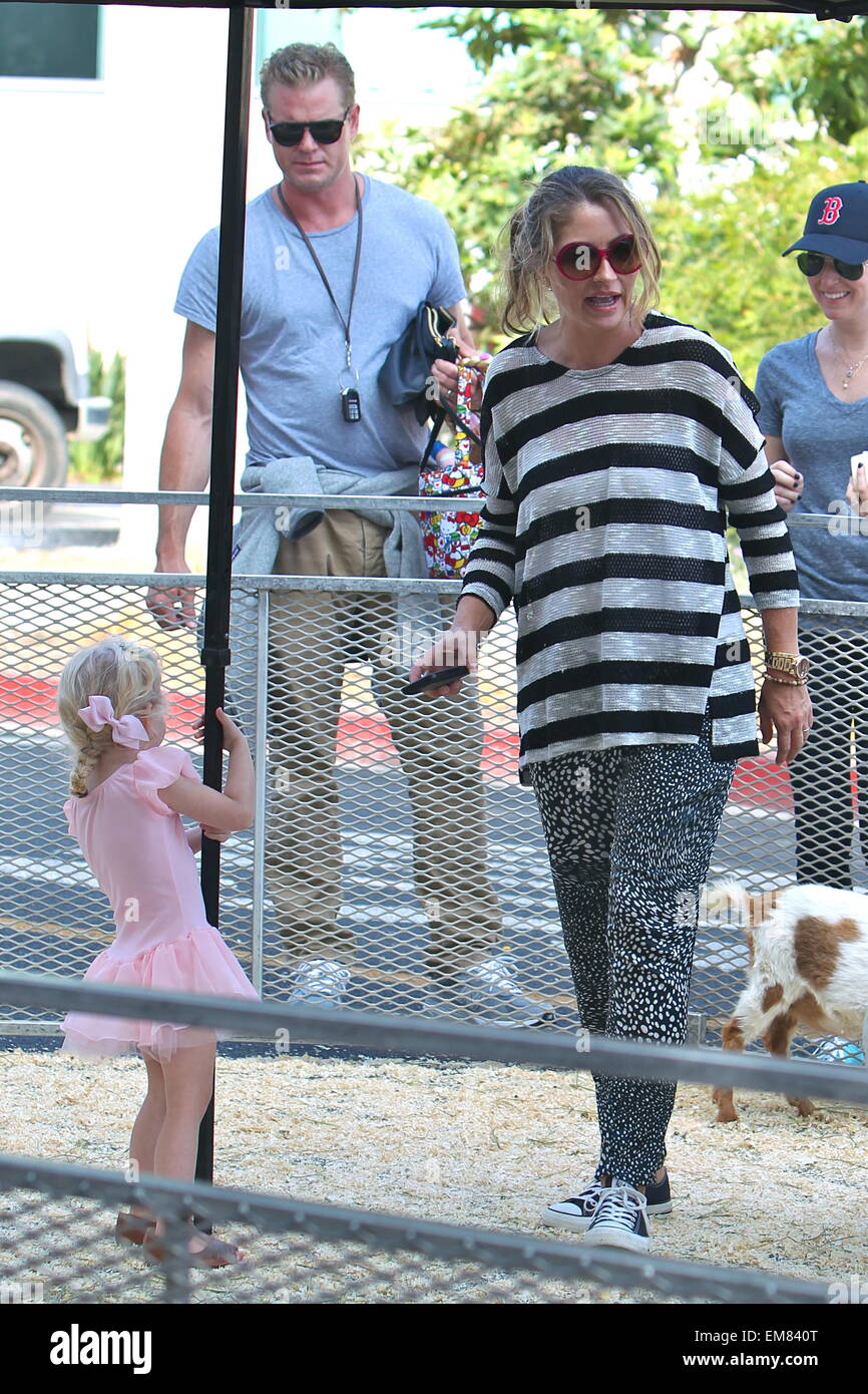 Eric Dane et Rebecca Gayheart prendre leurs filles, Billie et la Géorgie à la marché de fermiers dans la région de Beverly Hills avec : Eric Dane Rebecca Gayheart,Géorgie,où Dane : Los Angeles, California, United States Quand : 12 Oct 2014 Banque D'Images