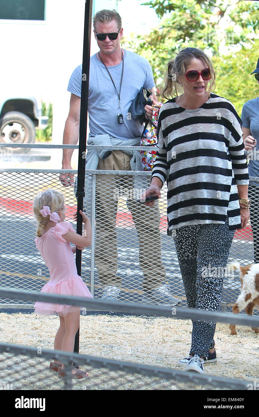 Eric Dane et Rebecca Gayheart prendre leurs filles, Billie et la Géorgie à la marché de fermiers dans la région de Beverly Hills avec : Eric Dane Rebecca Gayheart,Géorgie,où Dane : Los Angeles, California, United States Quand : 12 Oct 2014 Banque D'Images
