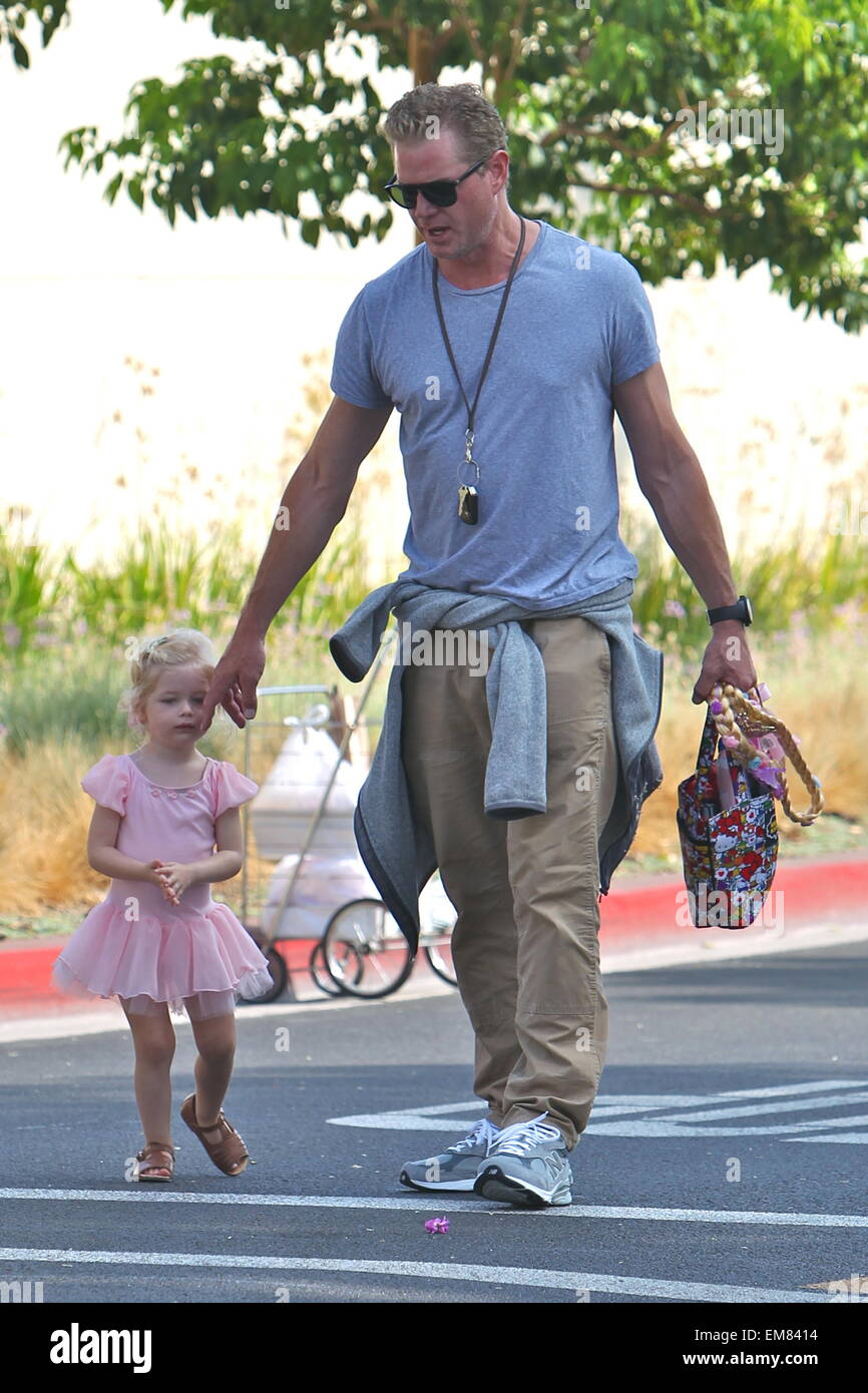 Eric Dane et Rebecca Gayheart prendre leurs filles, Billie et la Géorgie à la marché de fermiers dans la région de Beverly Hills avec : Eric Dane Dane,Géorgie Où : Los Angeles, California, United States Quand : 12 Oct 2014 Banque D'Images
