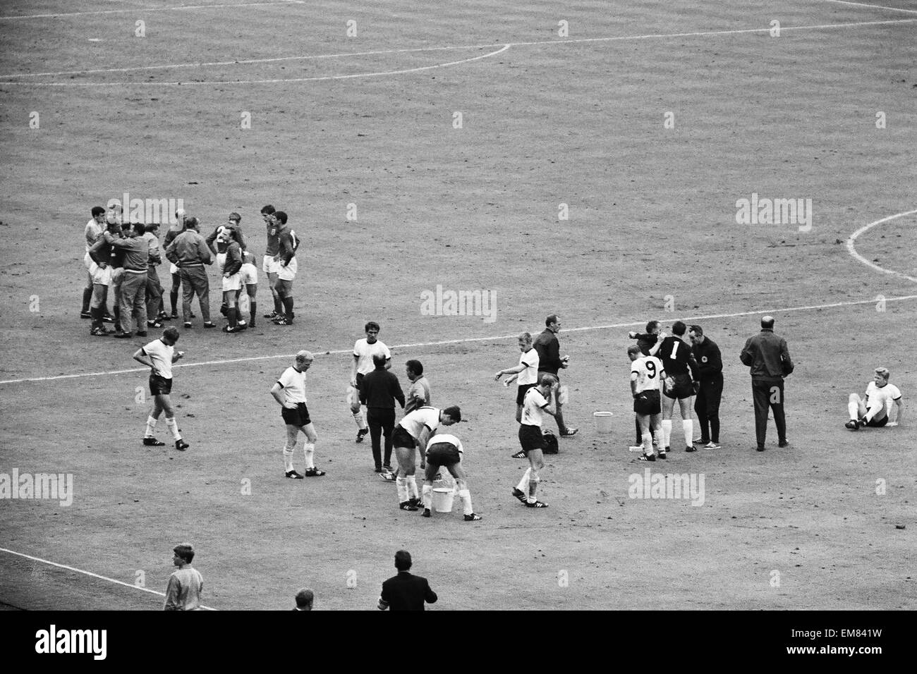 Finale de la Coupe du Monde 1966 au Stade de Wembley. Angleterre 4 v de l'Allemagne de l'Ouest 2, après prolongation. Gestionnaire de l'Angleterre Alf Ramsey tente de remonter le moral de ses joueurs qu'ils prennent dans l'refreshement pause avant un délai supplémentaire. L'Angleterre est à quelques secondes de la victoire quand l'Allemagne de l'Ouest nivelée grâce à Wolfgang Weber à la force du temps supplémentaire. Le premier plan dans l'équipe d'Allemagne de l'Ouest sont parlées par leur gestionnaire Helmut Schoen. 30 juillet 1966. Banque D'Images