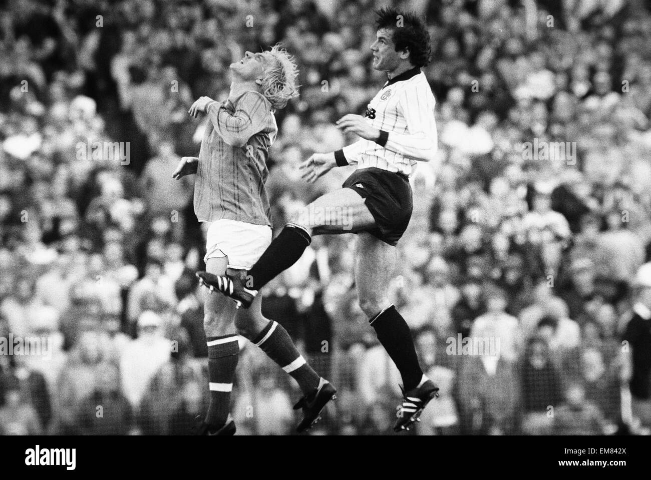 Ligue anglaise DivisionTwo match à Fratton Park. Portsmouth 1 v Manchester City 2. Le Portsmouth Alan Biley saute d'un ballon avec un défenseur de la ville, 10 septembre 1983. Banque D'Images