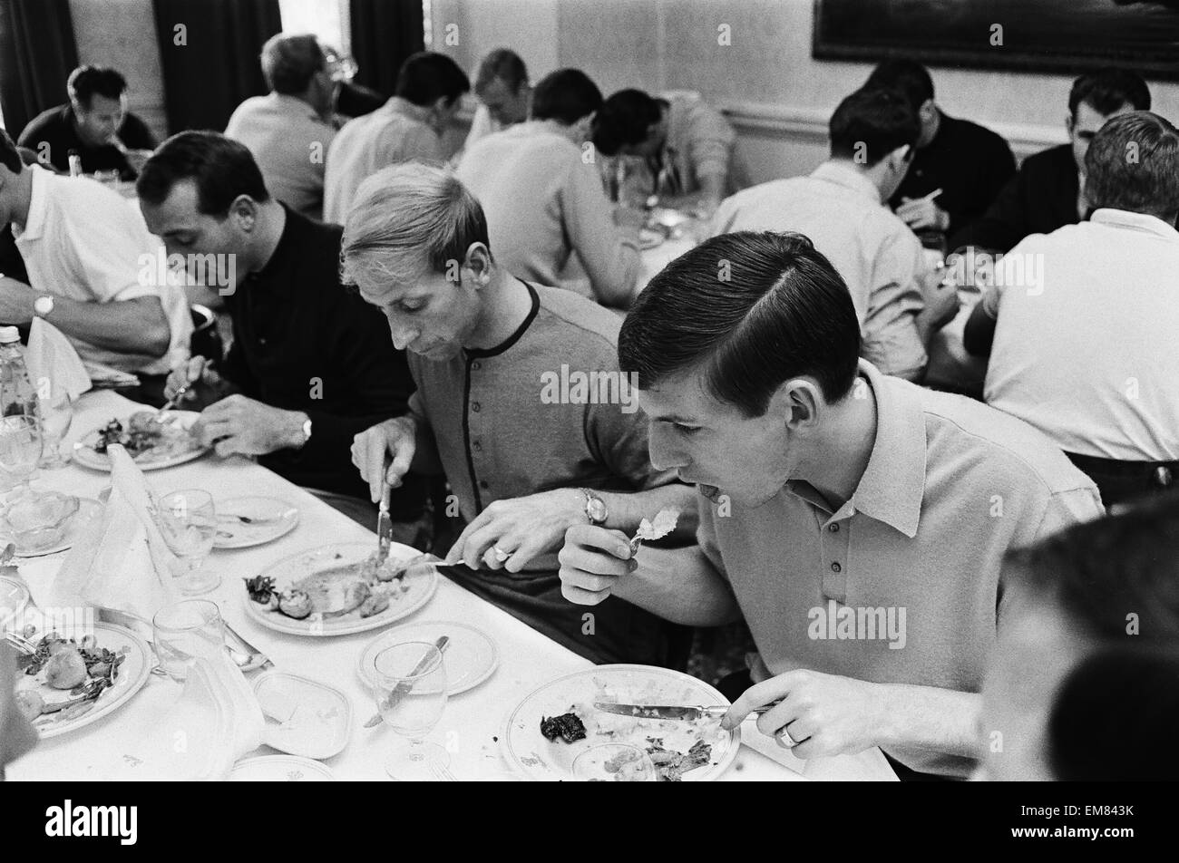 Les membres de l'équipe anglaise de football Bobby Charlton et Martin Peters de manger le petit déjeuner à l'hôtel à l'équipe Hendon durant la Coupe du Monde 1966. 10 juillet 1966. Banque D'Images