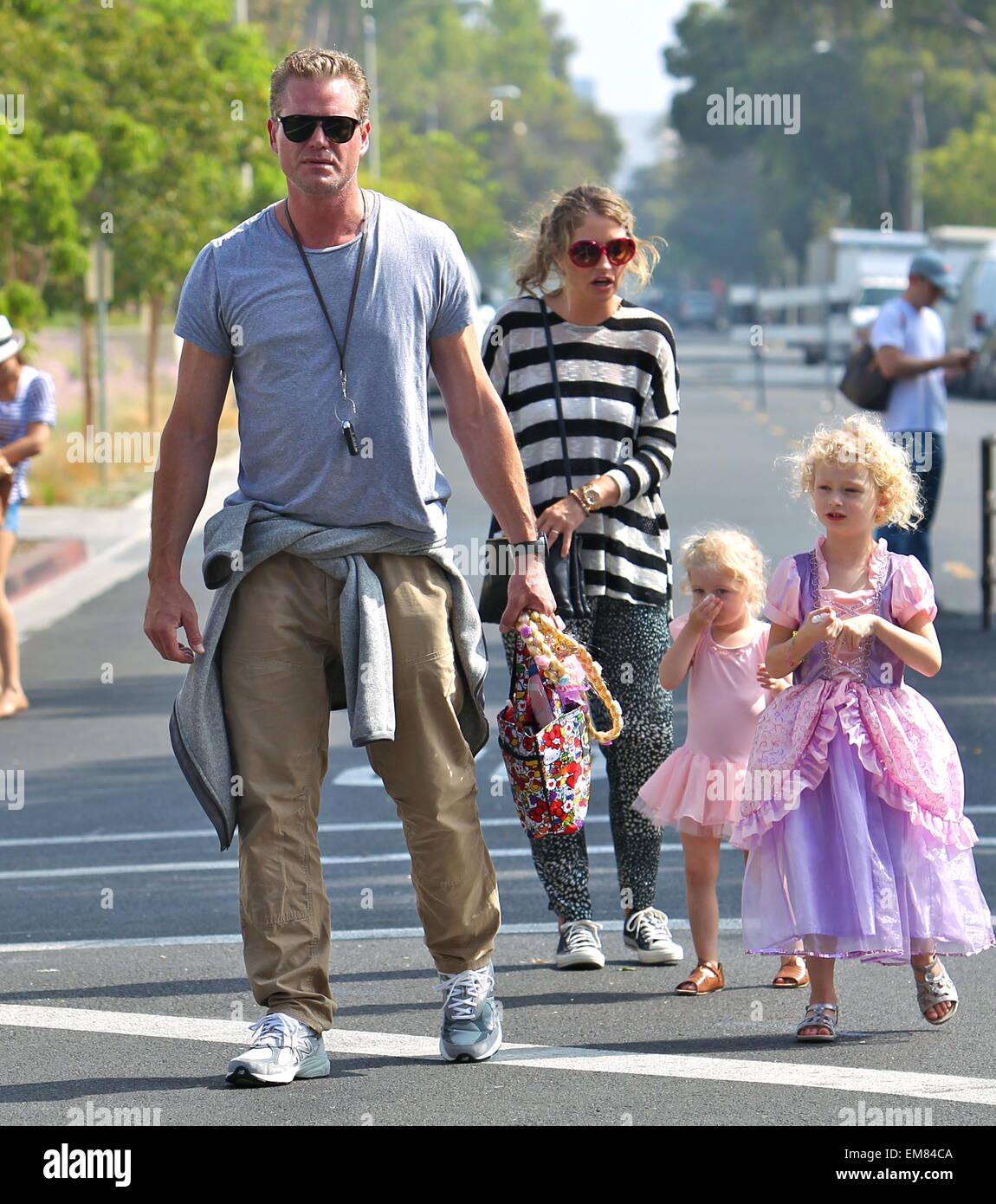 Eric Dane et Rebecca Gayheart prendre leurs filles, Billie et la Géorgie à la marché de fermiers dans la région de Beverly Hills avec : Eric Dane Rebecca Gayheart,,Billie,Dane Dane la Géorgie où : Los Angeles, California, United States Quand : 12 Oct 2014 Banque D'Images