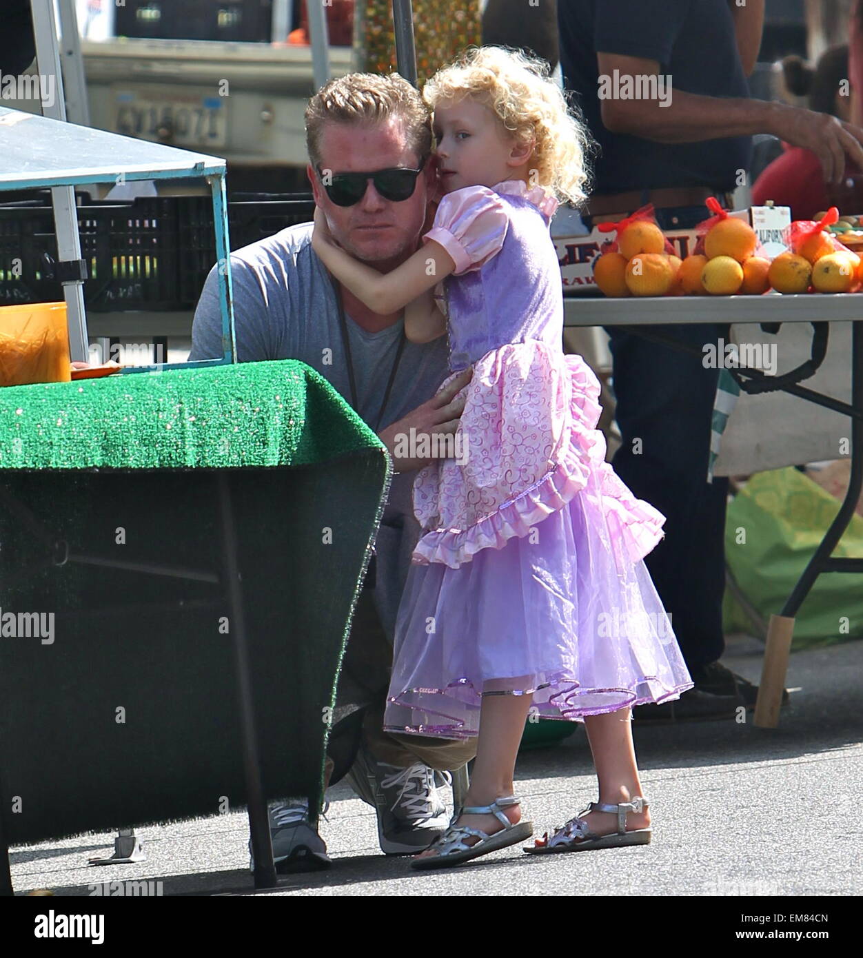 Eric Dane et Rebecca Gayheart prendre leurs filles, Billie et la Géorgie à la marché de fermiers dans la région de Beverly Hills avec : Eric Dane Dane Billie,où : Los Angeles, California, United States Quand : 12 Oct 2014 Banque D'Images