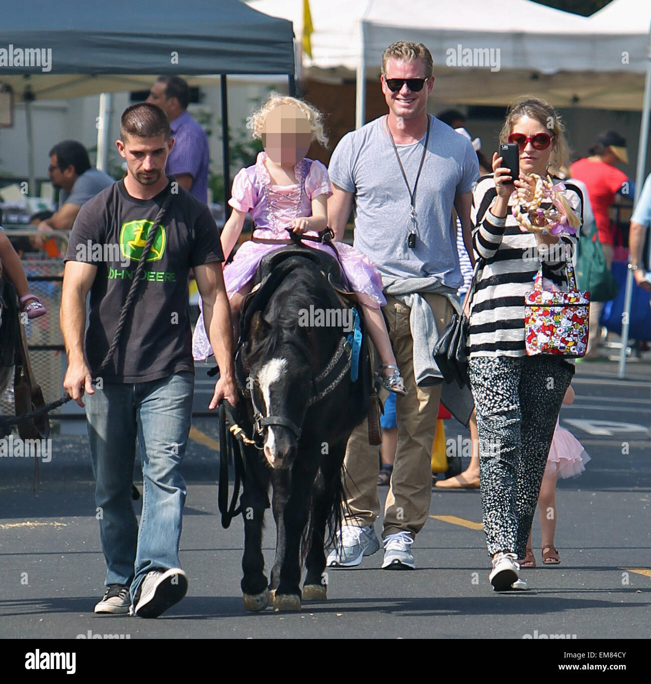 Eric Dane et Rebecca Gayheart prendre leurs filles, Billie et la Géorgie à la marché de fermiers dans la région de Beverly Hills avec : Eric Dane Rebecca Gayheart,Dane Billie,où : Los Angeles, California, United States Quand : 12 Oct 2014 Banque D'Images