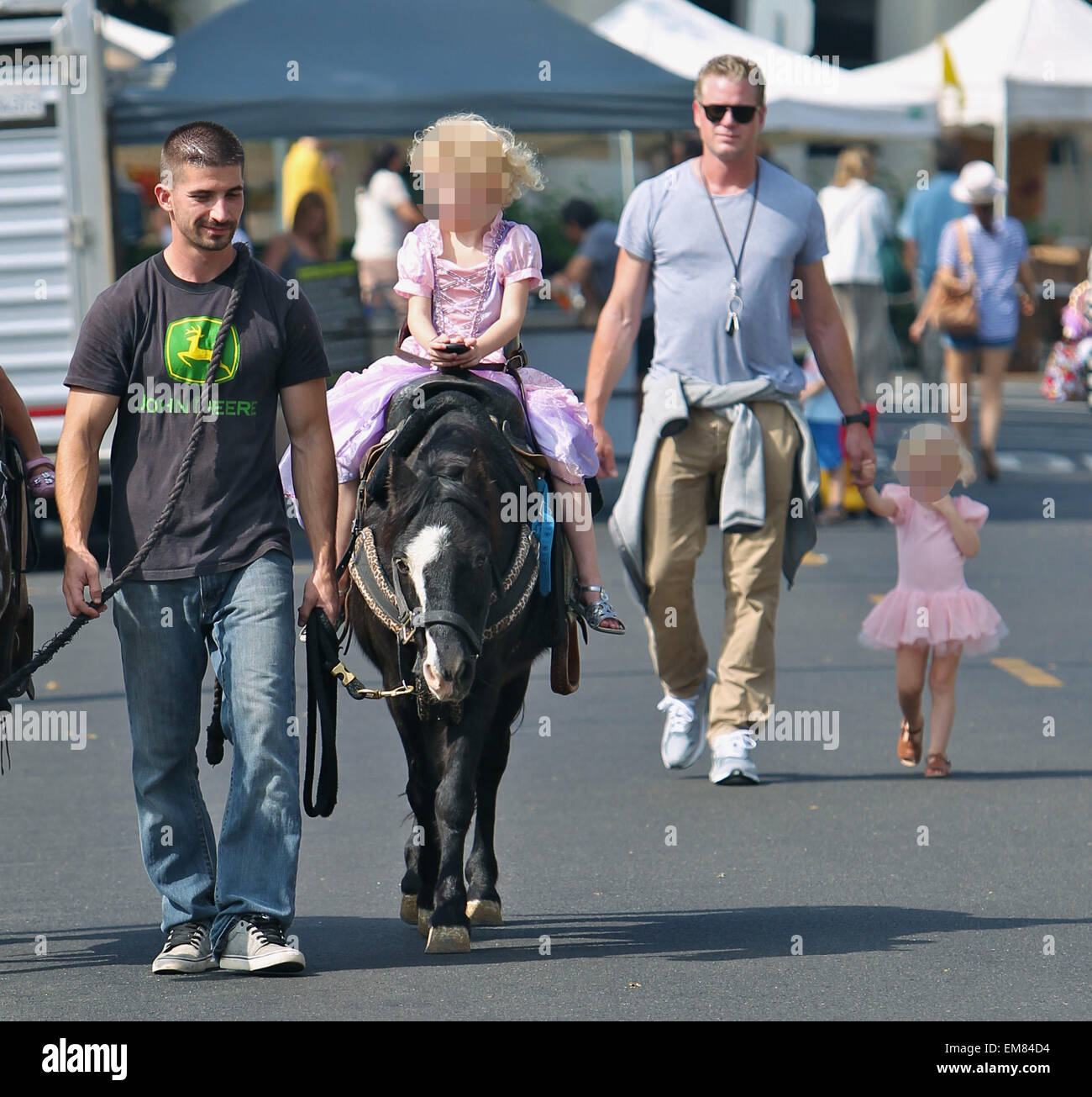 Eric Dane et Rebecca Gayheart prendre leurs filles, Billie et la Géorgie à la marché de fermiers dans la région de Beverly Hills avec : Eric Dane,Billie,Dane Dane la Géorgie où : Los Angeles, California, United States Quand : 12 Oct 2014 Banque D'Images