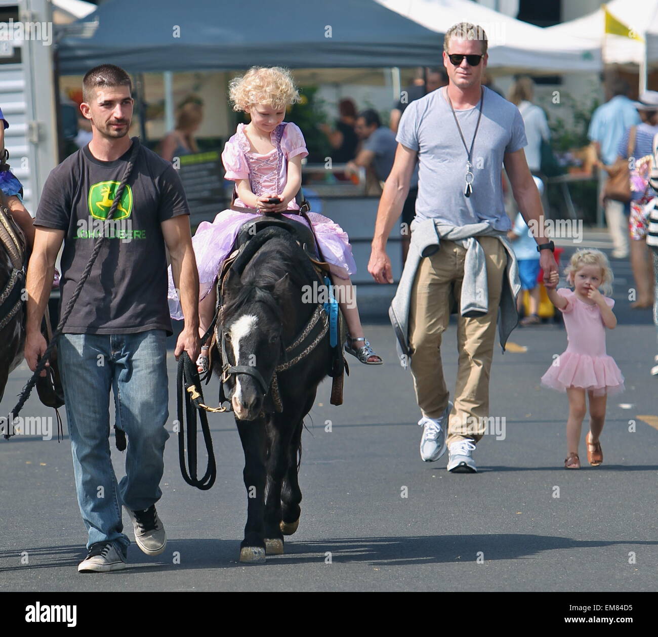 Eric Dane et Rebecca Gayheart prendre leurs filles, Billie et la Géorgie à la marché de fermiers dans la région de Beverly Hills avec : Eric Dane,Billie,Dane Dane la Géorgie où : Los Angeles, California, United States Quand : 12 Oct 2014 Banque D'Images