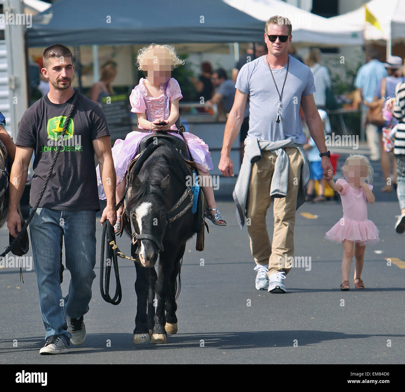 Eric Dane et Rebecca Gayheart prendre leurs filles, Billie et la Géorgie à la marché de fermiers dans la région de Beverly Hills avec : Eric Dane,Billie,Dane Dane la Géorgie où : Los Angeles, California, United States Quand : 12 Oct 2014 Banque D'Images