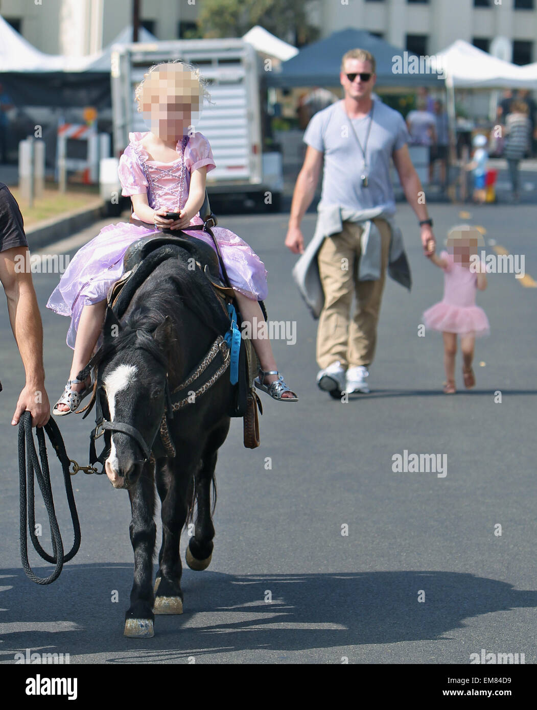 Eric Dane et Rebecca Gayheart prendre leurs filles, Billie et la Géorgie à la marché de fermiers dans la région de Los Angeles comprend : Billie,Eric Dane,Dane Dane la Géorgie où : Los Angeles, California, United States Quand : 12 Oct 2014 Banque D'Images