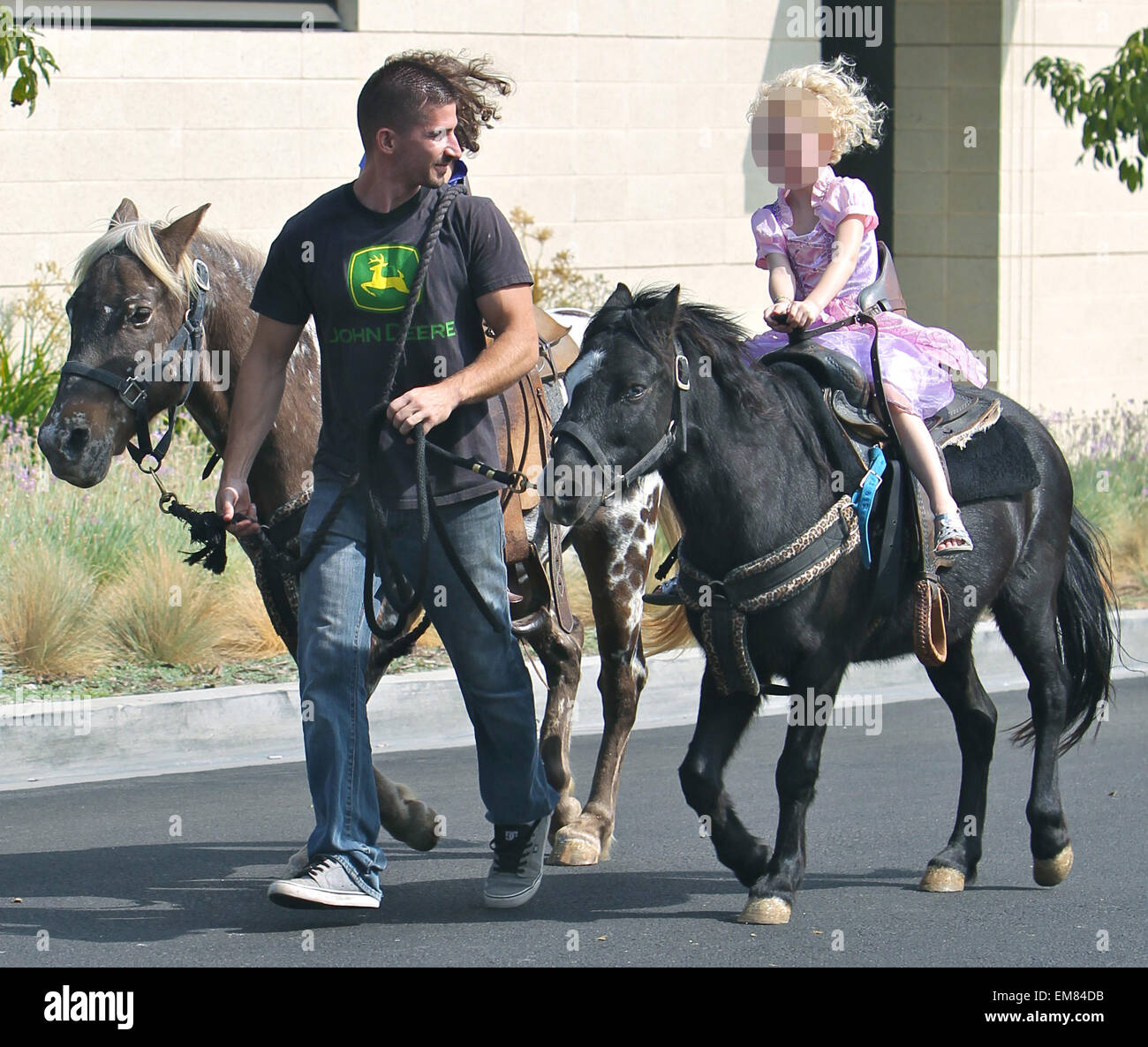 Eric Dane et Rebecca Gayheart prendre leurs filles, Billie et la Géorgie à la marché de fermiers dans la région de Beverly Hills avec Dane : Billie Où : Los Angeles, California, United States Quand : 12 Oct 2014 Banque D'Images