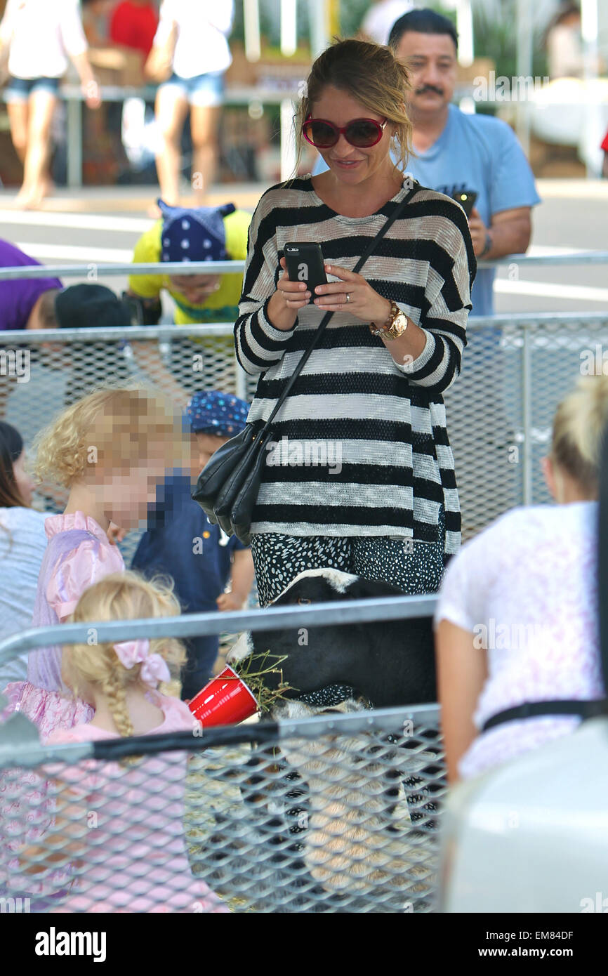 Eric Dane et Rebecca Gayheart prendre leurs filles, Billie et la Géorgie à la marché de fermiers dans la région de Beverly Hills avec : Rebecca Gayheart Dane Billie,où : Los Angeles, California, United States Quand : 12 Oct 2014 Banque D'Images