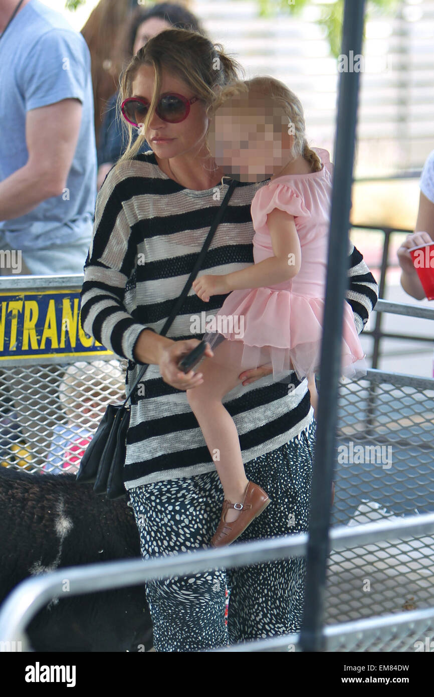 Eric Dane et Rebecca Gayheart prendre leurs filles, Billie et la Géorgie à la marché de fermiers dans la région de Beverly Hills avec : Rebecca Gayheart Dane La Géorgie,où : Los Angeles, California, United States Quand : 12 Oct 2014 Banque D'Images