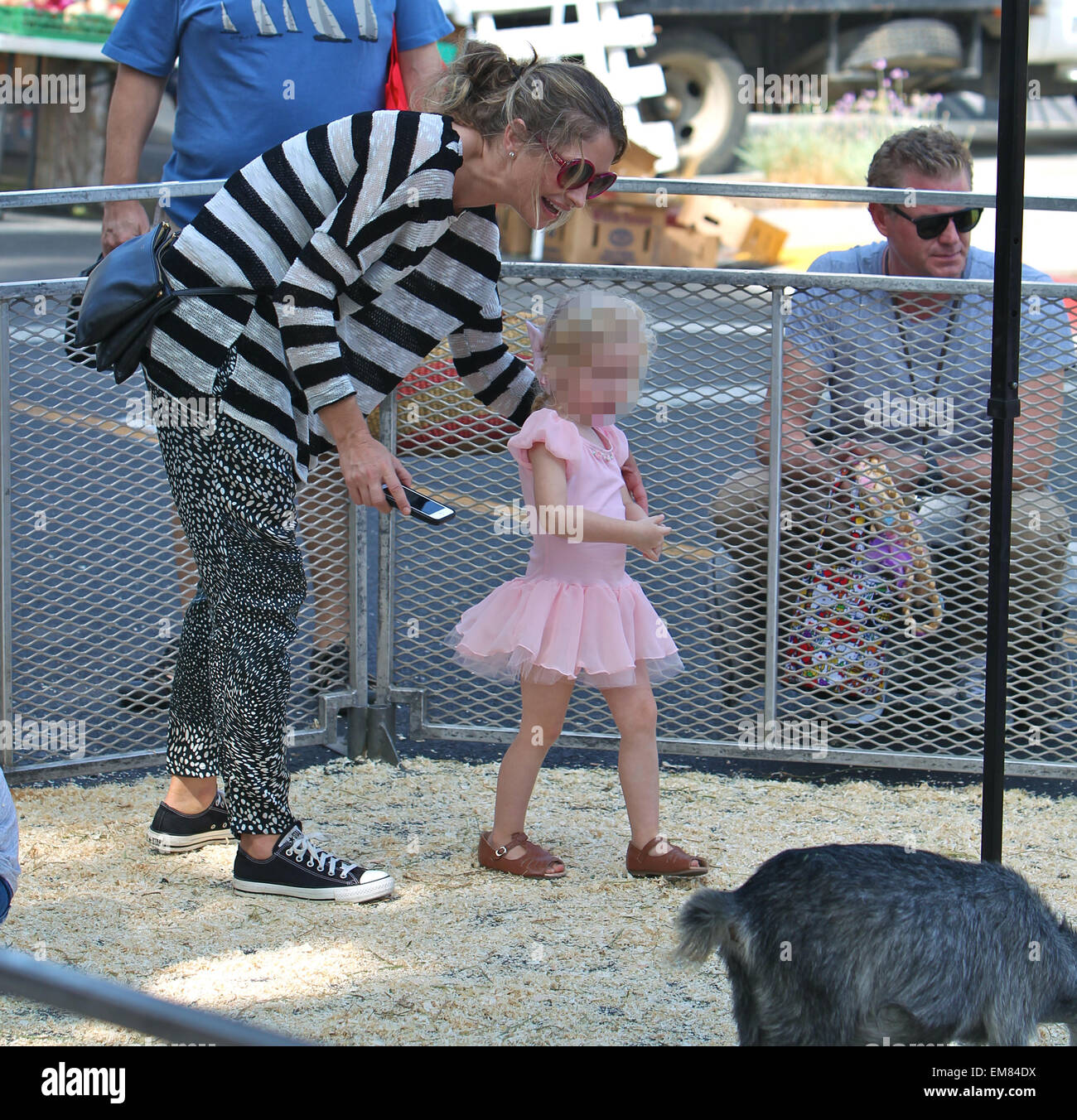 Eric Dane et Rebecca Gayheart prendre leurs filles, Billie et la Géorgie à la marché de fermiers dans la région de Beverly Hills avec : Rebecca Gayheart,Eric Dane,Dane la Géorgie où : Los Angeles, California, United States Quand : 12 Oct 2014 Banque D'Images