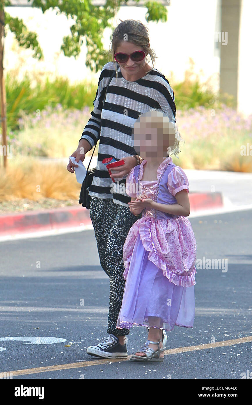 Eric Dane et Rebecca Gayheart prendre leurs filles, Billie et la Géorgie à la marché de fermiers dans la région de Beverly Hills avec : Rebecca Gayheart Dane Billie,où : Los Angeles, California, United States Quand : 12 Oct 2014 Banque D'Images