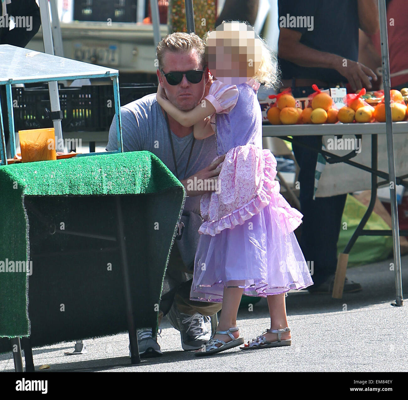 Eric Dane et Rebecca Gayheart prendre leurs filles, Billie et la Géorgie à la marché de fermiers dans la région de Beverly Hills avec : Eric Dane Dane Billie,où : Los Angeles, California, United States Quand : 12 Oct 2014 Banque D'Images