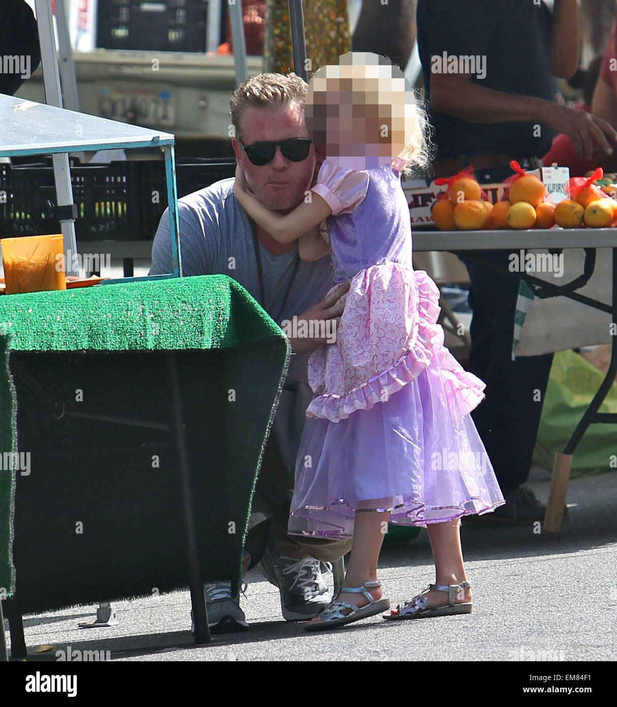 Eric Dane et Rebecca Gayheart prendre leurs filles, Billie et la Géorgie à la marché de fermiers dans la région de Beverly Hills avec : Eric Dane Dane Billie,où : Los Angeles, California, United States Quand : 12 Oct 2014 Banque D'Images