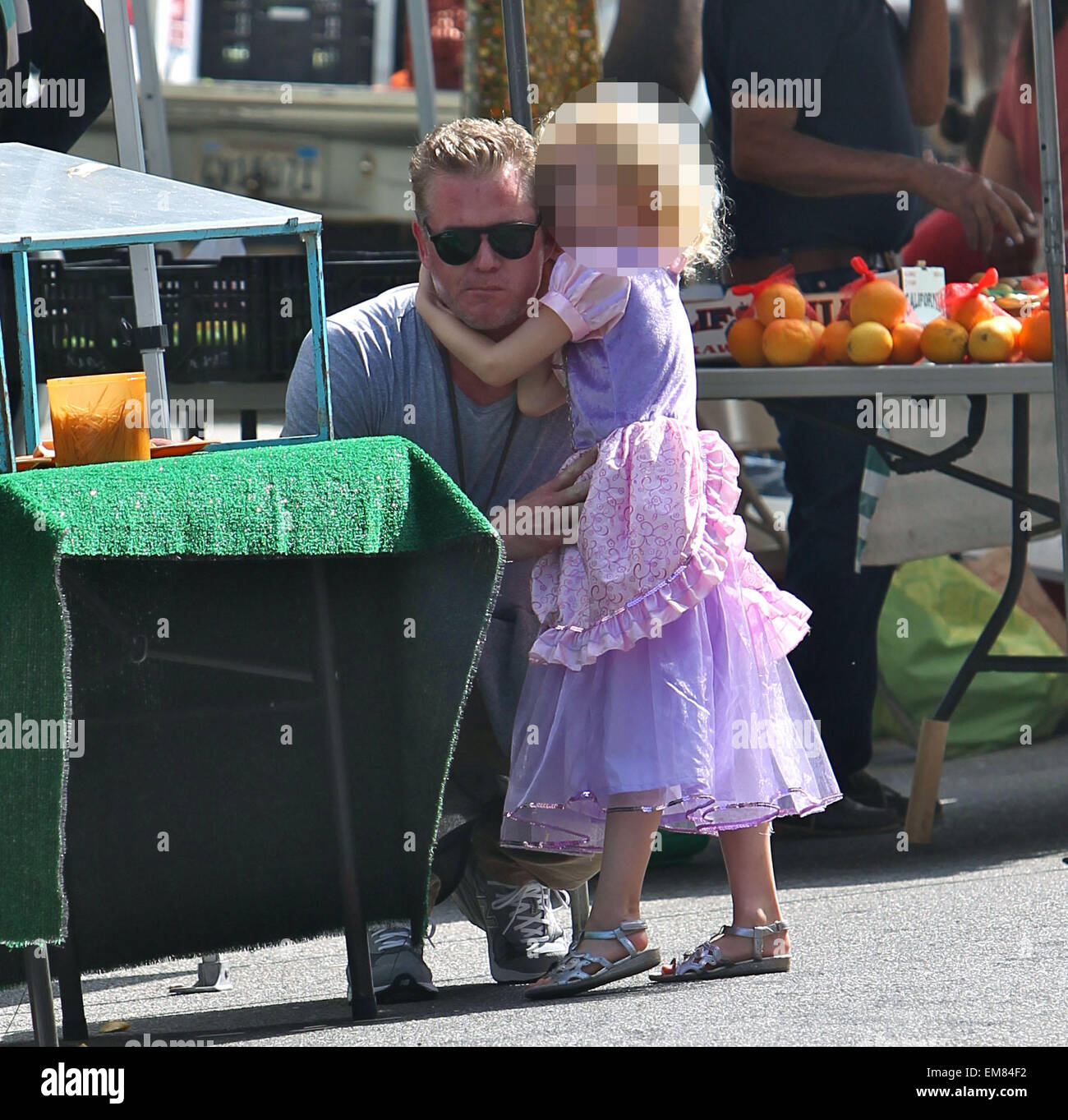 Eric Dane et Rebecca Gayheart prendre leurs filles, Billie et la Géorgie à la marché de fermiers dans la région de Beverly Hills avec : Eric Dane Dane Billie,où : Los Angeles, California, United States Quand : 12 Oct 2014 Banque D'Images