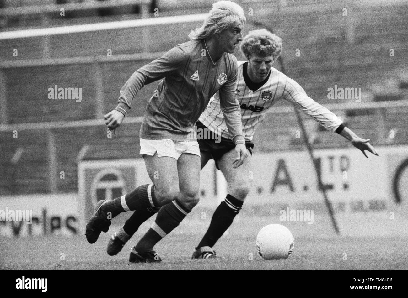 Ligue anglaise DivisionTwo match à Fratton Park. Portsmouth 1 v Manchester City 2. Le Portsmouth Alan Biley sur la balle, regardée par un défenseur de la ville, 10 septembre 1983. Banque D'Images