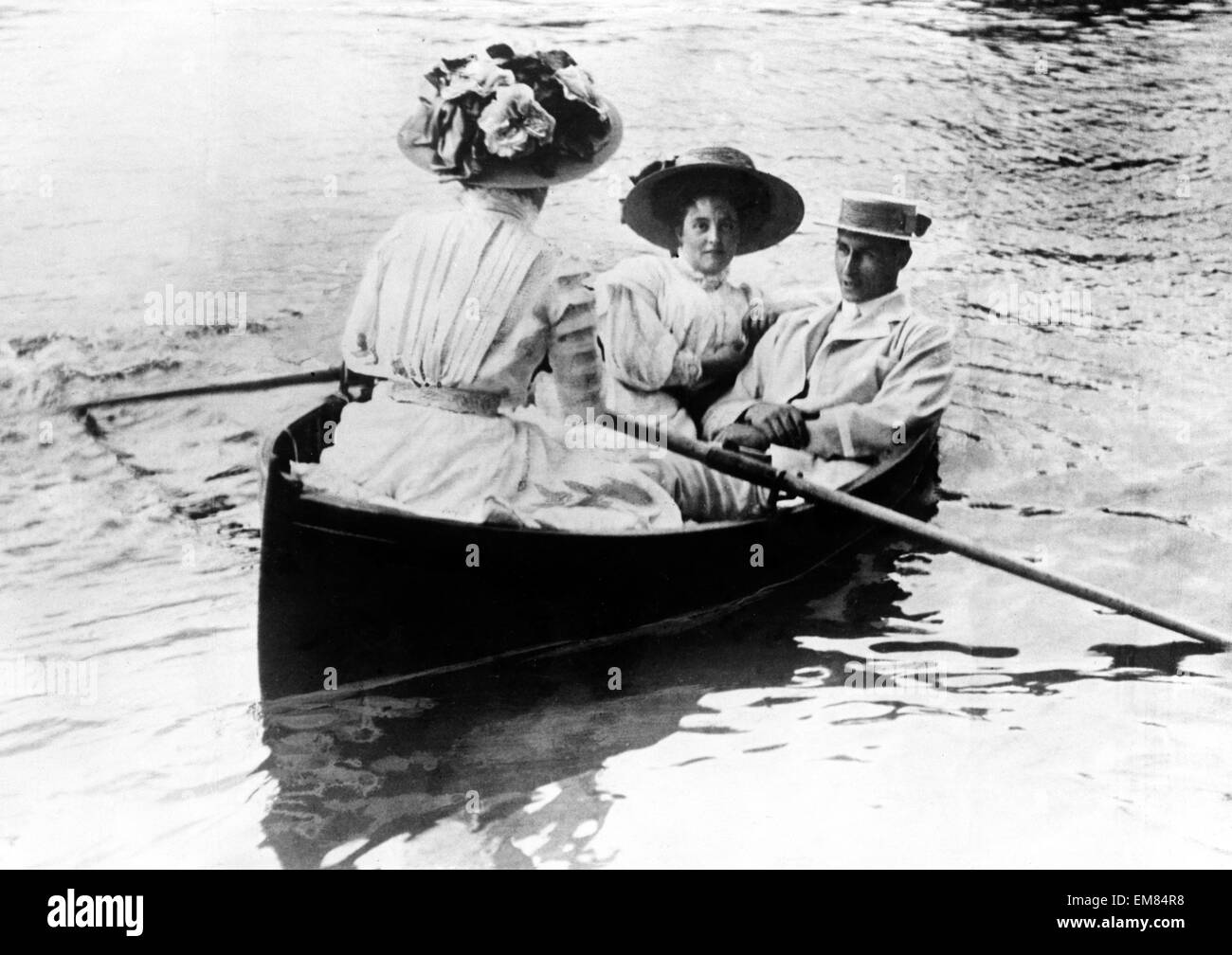 Henley Regatta. Homme et deux femmes d'une excursion en bateau sur la rivière. Juin 1911 Banque D'Images